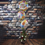 Rosas con globos de cumpleaños